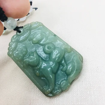 Čistý prírodný Emerald jade Ručne vyrezávané veľké tučné zverokruhu psa prívesok s emerald tri-farebné guľôčky náhrdelník sveter reťazca